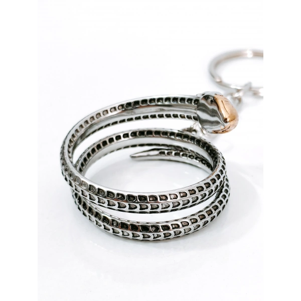 Üç Boyutlu Kıvrımlı Yılan Figürlü Metal Anahtarlık – Gümüş ve Rose Gold Detaylı Mistik Tasarım