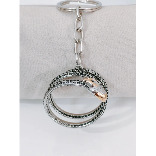 Üç Boyutlu Kıvrımlı Yılan Figürlü Metal Anahtarlık – Gümüş ve Rose Gold Detaylı Mistik Tasarım