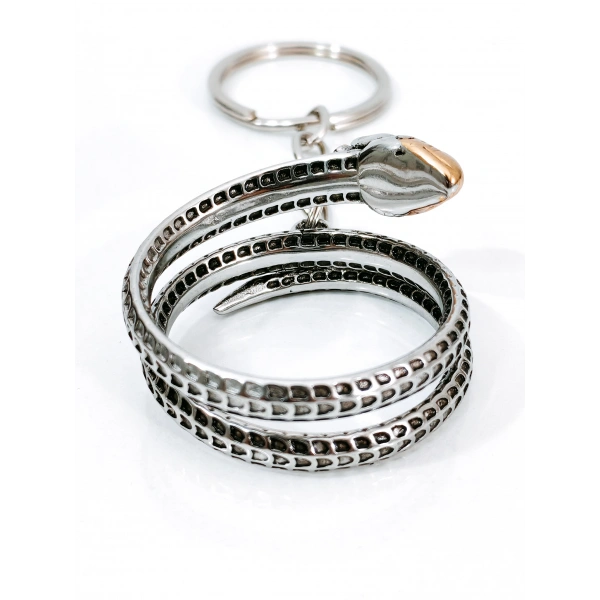 Üç Boyutlu Kıvrımlı Yılan Figürlü Metal Anahtarlık – Gümüş ve Rose Gold Detaylı Mistik Tasarım