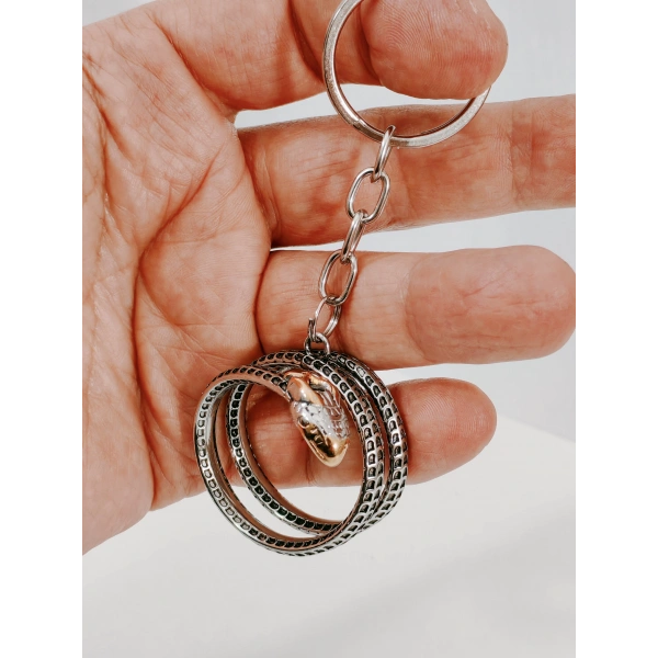 Üç Boyutlu Kıvrımlı Yılan Figürlü Metal Anahtarlık – Gümüş ve Rose Gold Detaylı Mistik Tasarım