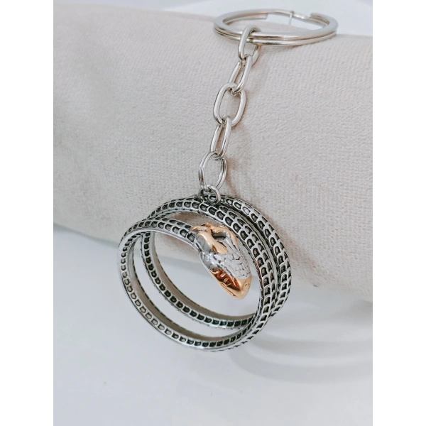 Üç Boyutlu Kıvrımlı Yılan Figürlü Metal Anahtarlık – Gümüş ve Rose Gold Detaylı Mistik Tasarım