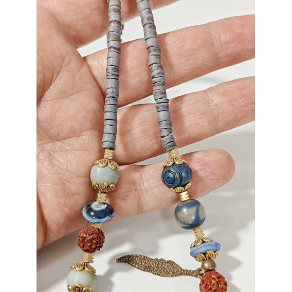 Etnik Tüy Figürlü Bohem Kolye - El Yapımı Seramik ve Rudraksha Detaylı Tasarım Takı