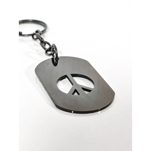 Barış Sembolü Detaylı Antrasit Metal Plaka Anahtarlık - Minimalist ve Modern Tasarım
