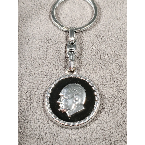 Atatürk Portreli Siyah Metal Anahtarlık