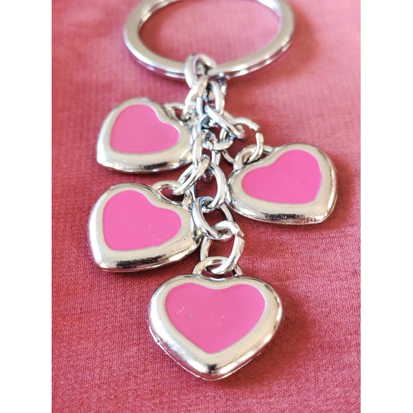 Pembe Kalplerden Oluşan Metal Anahtarlık