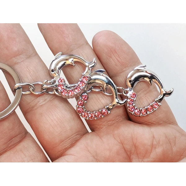 Yunus Balıklı Kalp Şeklinde Üzeri Pembe Taşlı Kalplerden Metal Anahtarlık