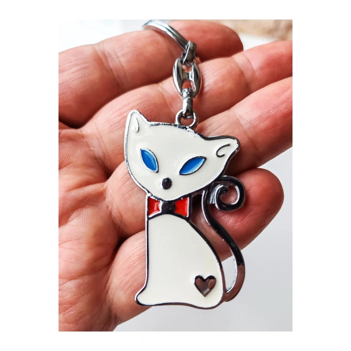 Mavi Gözlü Kırmızı Papyonlu Beyaz Kedi Metal Anahtarlık
