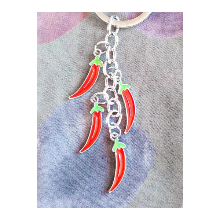 4 Kırmızı Biberden Oluşan Metal Anahtarlık
