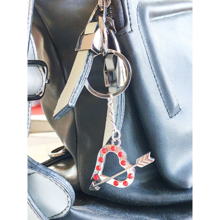 Kırmızı Taşlı Kalp Şekilli Metal Çanta Süsü