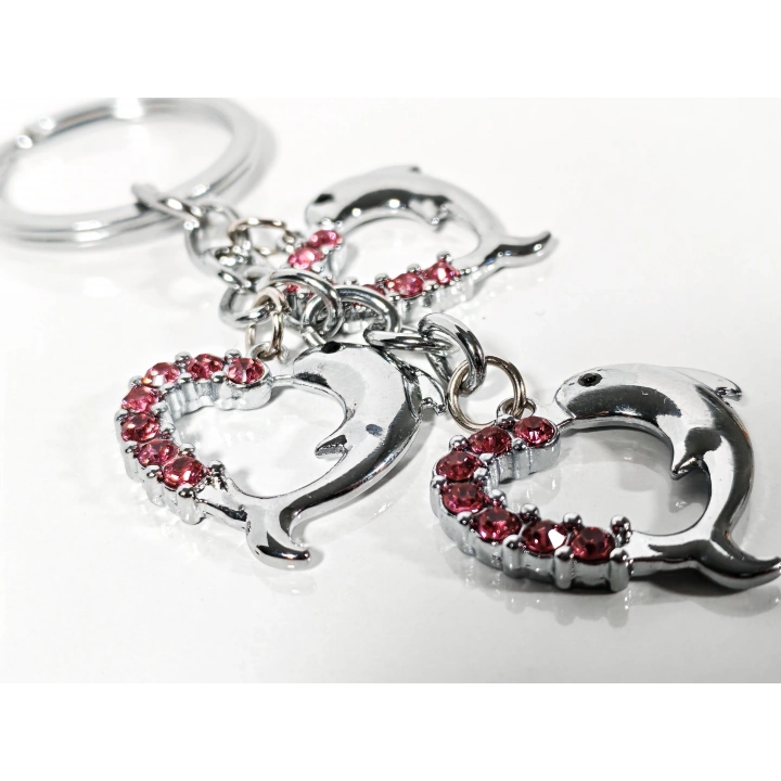 Pembe Taşlı Kalp Şeklinde Yunus Balıklarından Metal Anahtarlık