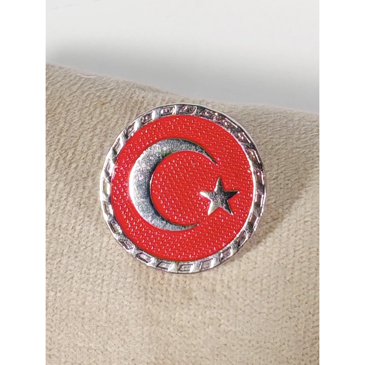 Kırmızı Zeminde Ay Yıldız Kabartmalı Yuvarlak Metal Rozet