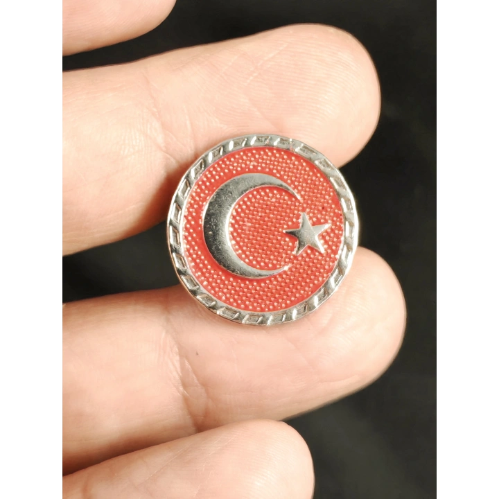 Kırmızı Zeminde Ay Yıldız Kabartmalı Yuvarlak Metal Rozet