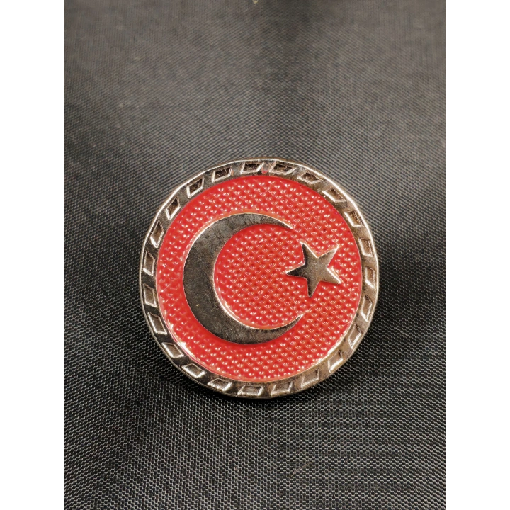 Kırmızı Zeminde Ay Yıldız Kabartmalı Yuvarlak Metal Rozet