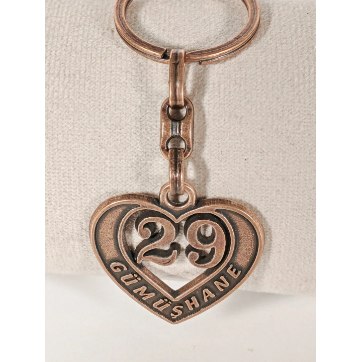 29 Gümüşhane Plakalı Kalp Şeklinde Metal Anahtarlık – Sakin Asalet, Memleket Bağlılığı ve Duygusal Şıklık Bir Arada