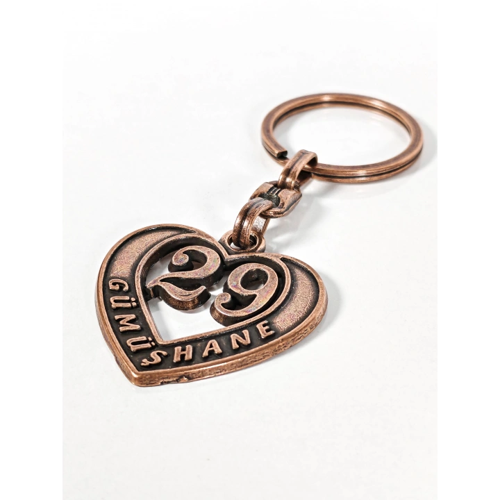 29 Gümüşhane Plakalı Kalp Şeklinde Metal Anahtarlık – Sakin Asalet, Memleket Bağlılığı ve Duygusal Şıklık Bir Arada