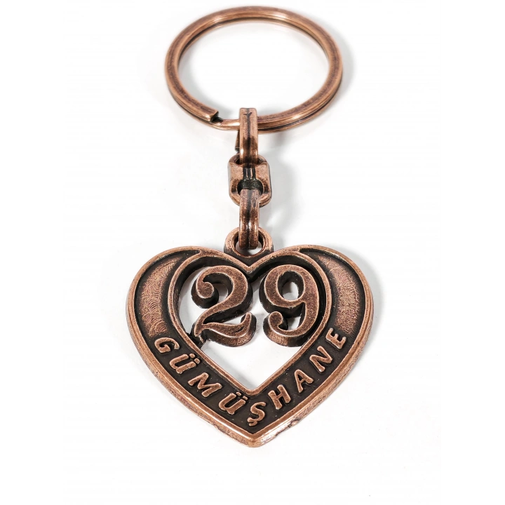 29 Gümüşhane Plakalı Kalp Şeklinde Metal Anahtarlık – Sakin Asalet, Memleket Bağlılığı ve Duygusal Şıklık Bir Arada