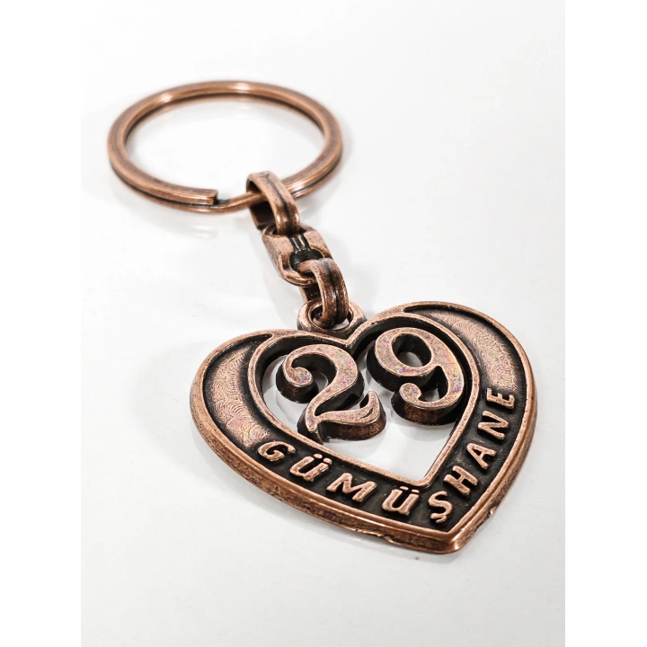 29 Gümüşhane Plakalı Kalp Şeklinde Metal Anahtarlık – Sakin Asalet, Memleket Bağlılığı ve Duygusal Şıklık Bir Arada