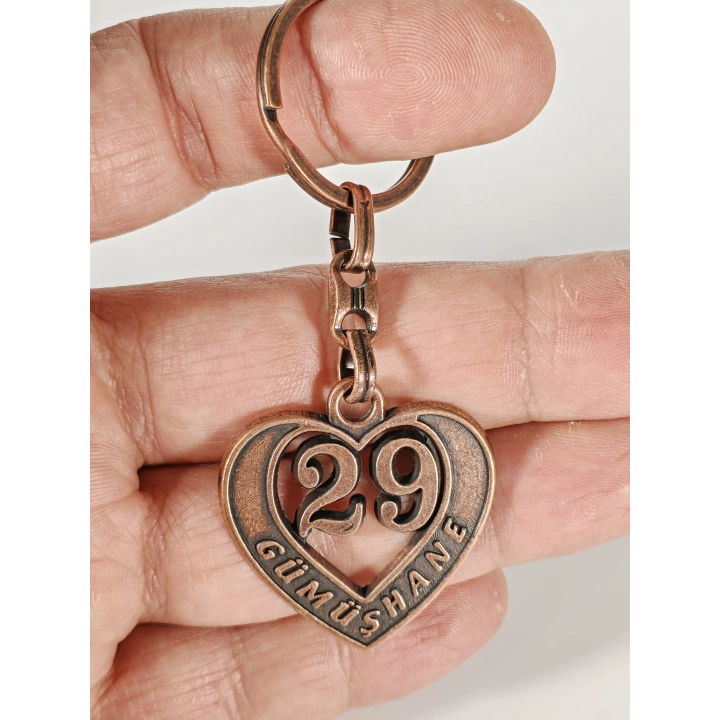 29 Gümüşhane Plakalı Kalp Şeklinde Metal Anahtarlık – Sakin Asalet, Memleket Bağlılığı ve Duygusal Şıklık Bir Arada