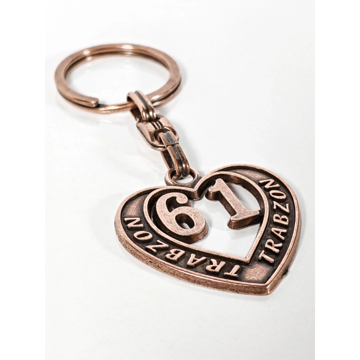 61 Trabzon Plakalı Kalp Şeklinde Metal Anahtarlık – Karadeniz’in Asi Ruhu, Güçlü Bağlar ve Memleket Sevgisi Bir Arada