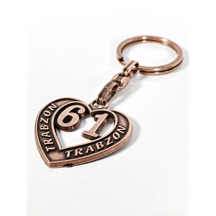 61 Trabzon Plakalı Kalp Şeklinde Metal Anahtarlık – Karadeniz’in Asi Ruhu, Güçlü Bağlar ve Memleket Sevgisi Bir Arada