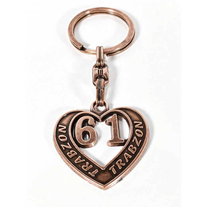 61 Trabzon Plakalı Kalp Şeklinde Metal Anahtarlık – Karadeniz’in Asi Ruhu, Güçlü Bağlar ve Memleket Sevgisi Bir Arada