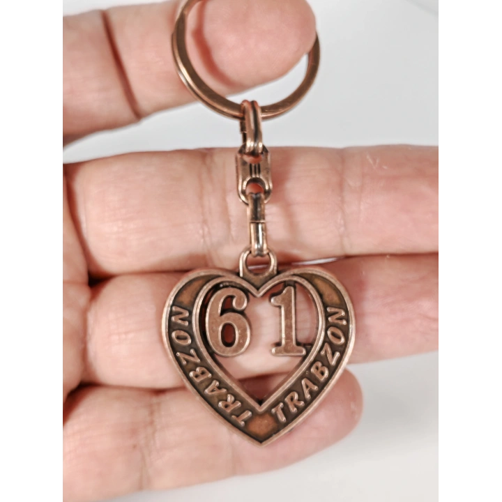 61 Trabzon Plakalı Kalp Şeklinde Metal Anahtarlık – Karadeniz’in Asi Ruhu, Güçlü Bağlar ve Memleket Sevgisi Bir Arada