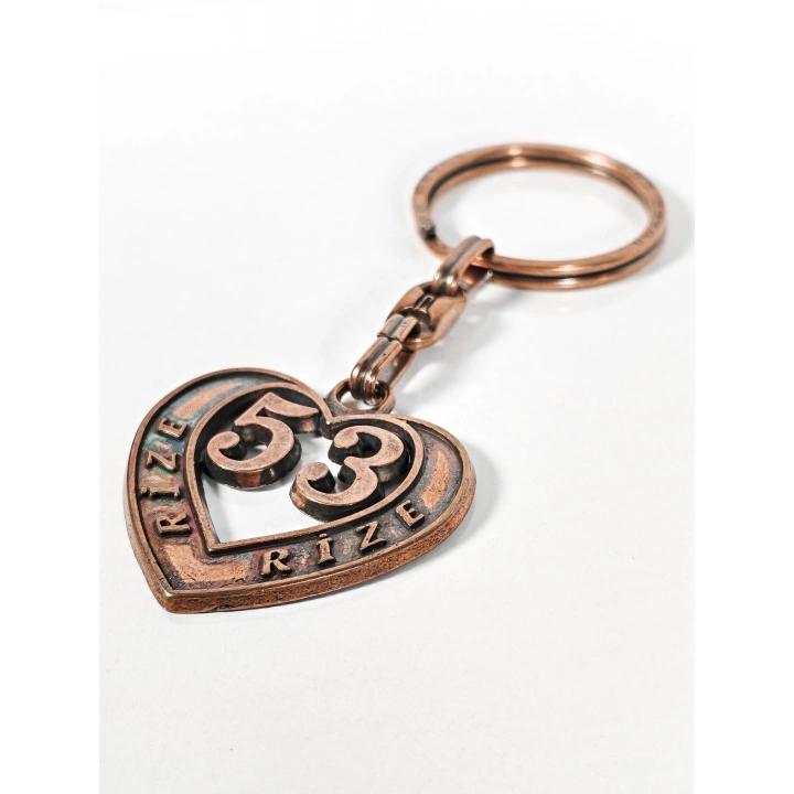 53 Rize Plakalı Kalp Şeklinde Metal Anahtarlık – Karadeniz’in Yeşili, Memleket Bağı ve Duygusal Şıklık Bir Arada