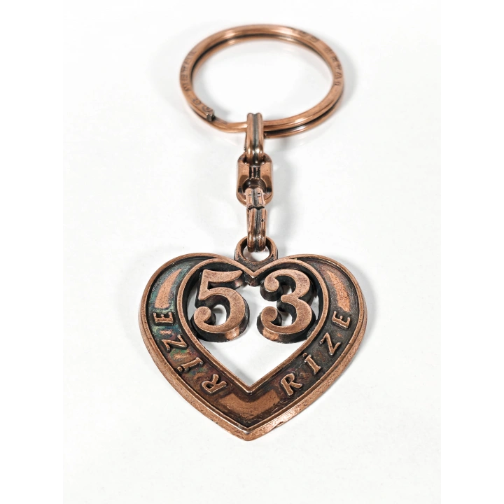 53 Rize Plakalı Kalp Şeklinde Metal Anahtarlık – Karadeniz’in Yeşili, Memleket Bağı ve Duygusal Şıklık Bir Arada