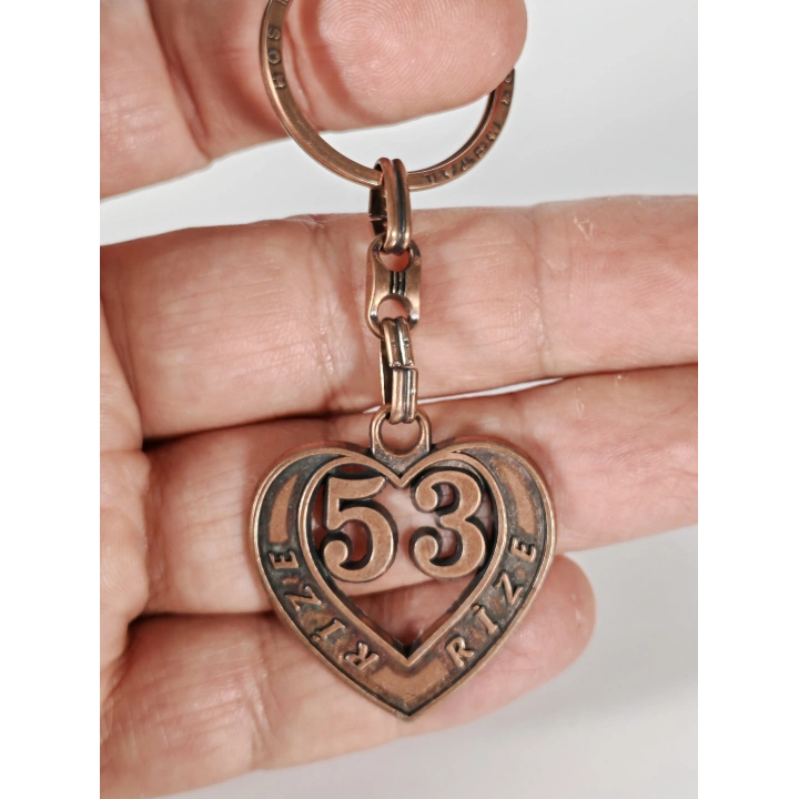 53 Rize Plakalı Kalp Şeklinde Metal Anahtarlık – Karadeniz’in Yeşili, Memleket Bağı ve Duygusal Şıklık Bir Arada