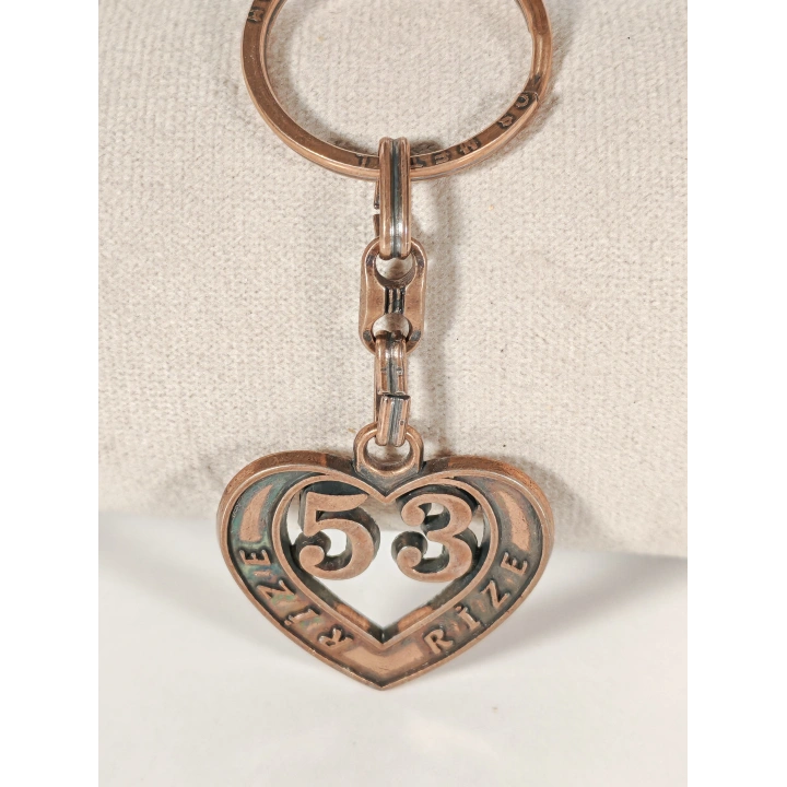 53 Rize Plakalı Kalp Şeklinde Metal Anahtarlık – Karadeniz’in Yeşili, Memleket Bağı ve Duygusal Şıklık Bir Arada