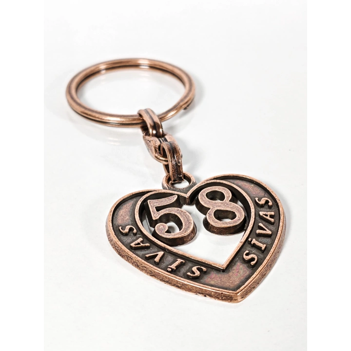 58 Sivas Plakalı Kalp Şeklinde Metal Anahtarlık – Yiğit Duruş, Memleket Sadakati ve Zamansız Şıklık Bir Arada