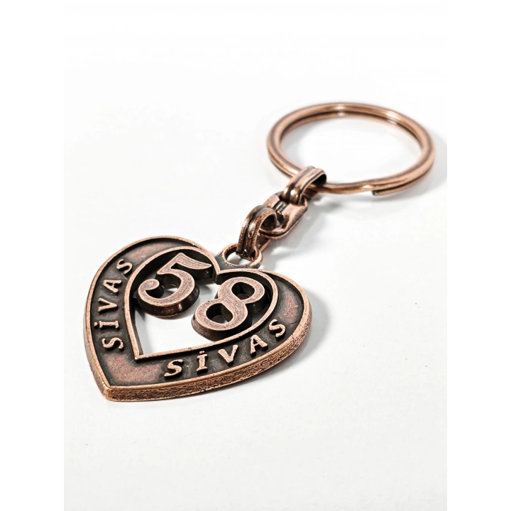 58 Sivas Plakalı Kalp Şeklinde Metal Anahtarlık – Yiğit Duruş, Memleket Sadakati ve Zamansız Şıklık Bir Arada