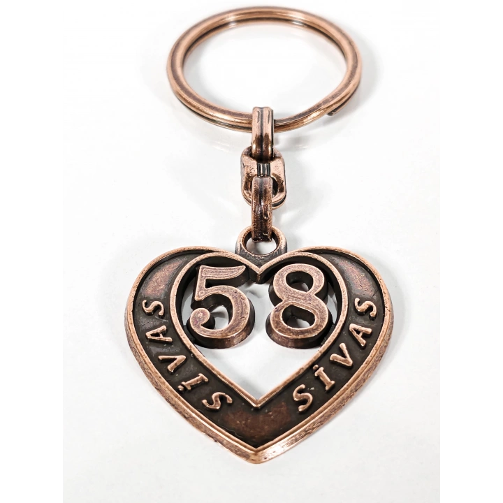 58 Sivas Plakalı Kalp Şeklinde Metal Anahtarlık – Yiğit Duruş, Memleket Sadakati ve Zamansız Şıklık Bir Arada