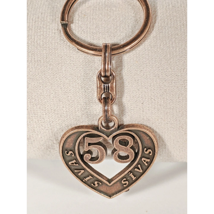 58 Sivas Plakalı Kalp Şeklinde Metal Anahtarlık – Yiğit Duruş, Memleket Sadakati ve Zamansız Şıklık Bir Arada