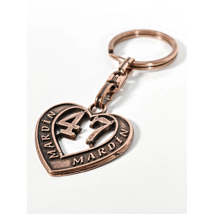 47 Mardin Plakalı Kalp Şeklinde Metal Anahtarlık – Taşın Asil Zarafeti, Kadim Kültür ve Memleket Sevgisi Bir Arada