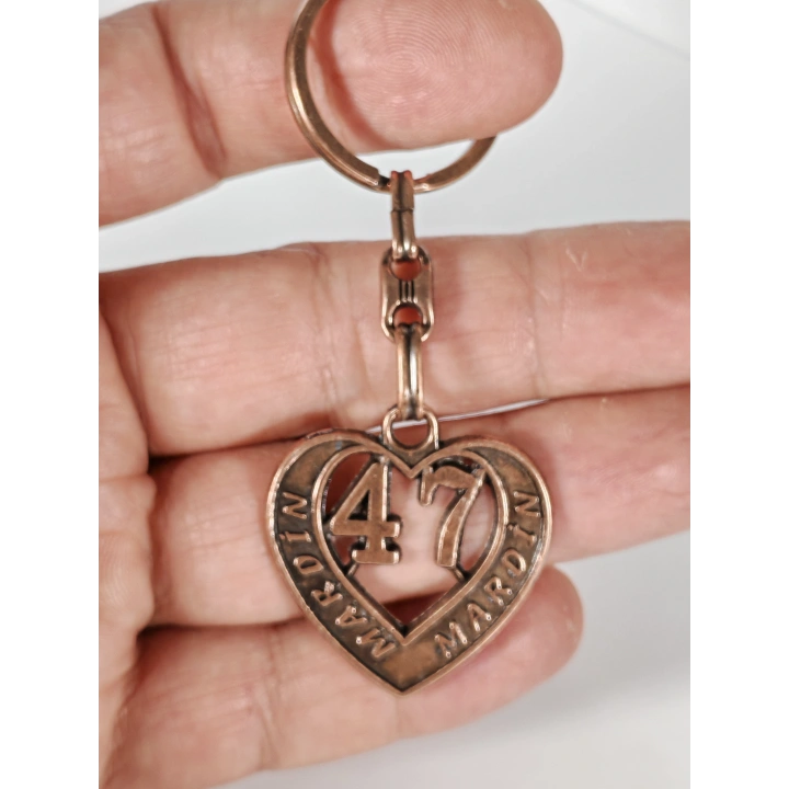 47 Mardin Plakalı Kalp Şeklinde Metal Anahtarlık – Taşın Asil Zarafeti, Kadim Kültür ve Memleket Sevgisi Bir Arada