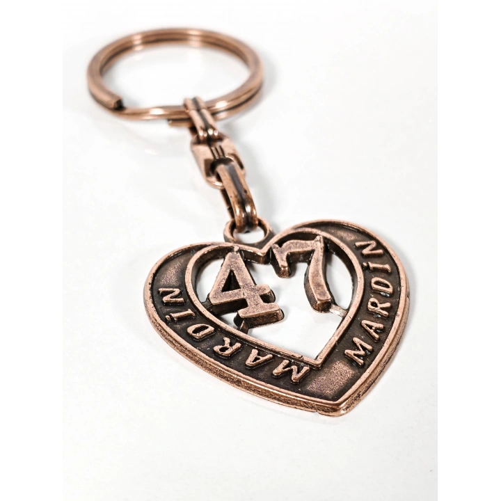 47 Mardin Plakalı Kalp Şeklinde Metal Anahtarlık – Taşın Asil Zarafeti, Kadim Kültür ve Memleket Sevgisi Bir Arada