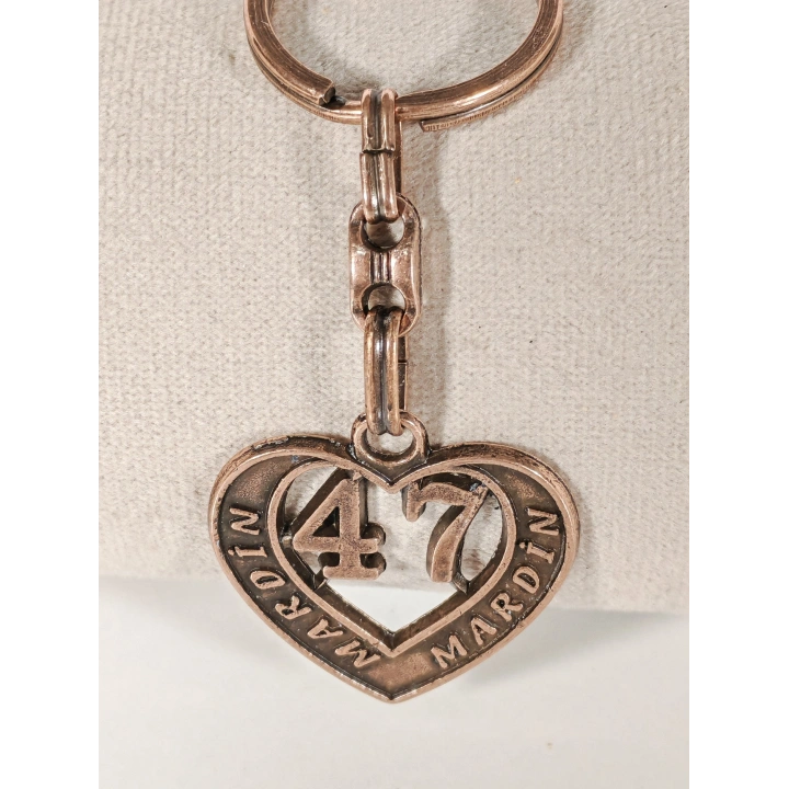 47 Mardin Plakalı Kalp Şeklinde Metal Anahtarlık – Taşın Asil Zarafeti, Kadim Kültür ve Memleket Sevgisi Bir Arada