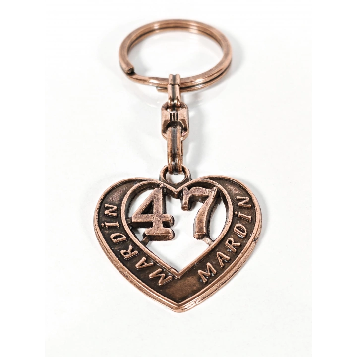 47 Mardin Plakalı Kalp Şeklinde Metal Anahtarlık – Taşın Asil Zarafeti, Kadim Kültür ve Memleket Sevgisi Bir Arada