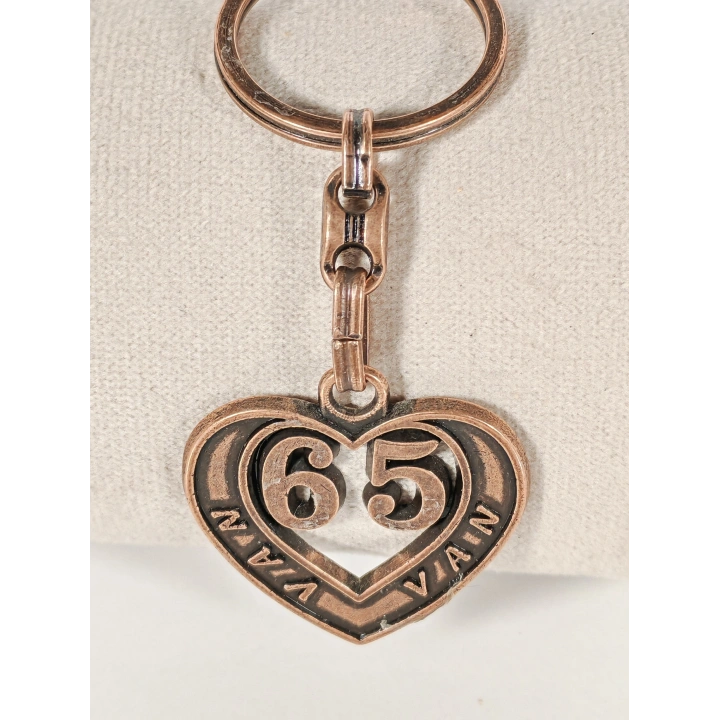 65 Van Plakalı Kalp Şeklinde Metal Anahtarlık – Doğunun Asil Gücü, Memleket Bağlılığı ve Duygusal Şıklık Bir Arada