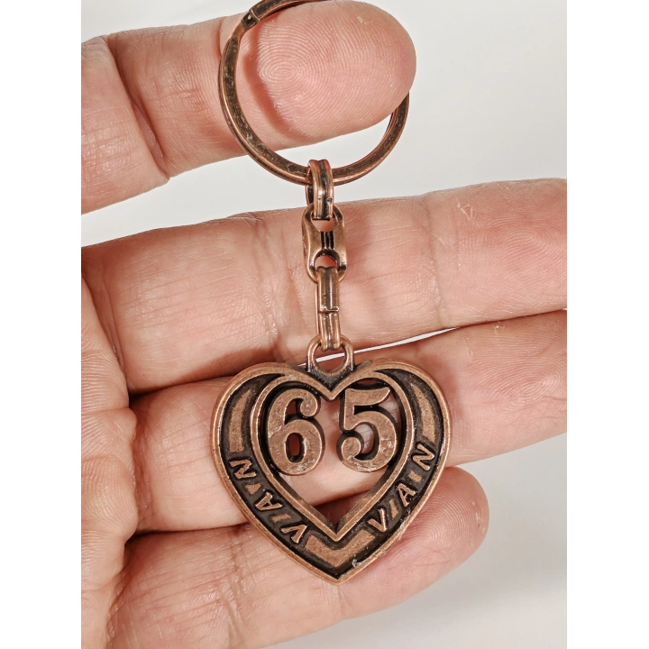 65 Van Plakalı Kalp Şeklinde Metal Anahtarlık – Doğunun Asil Gücü, Memleket Bağlılığı ve Duygusal Şıklık Bir Arada