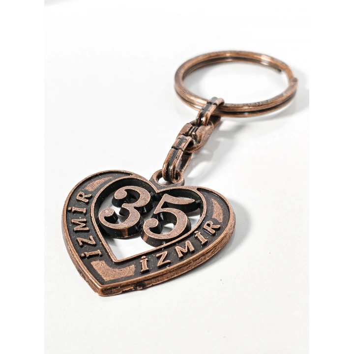 35 İzmir Plakalı Kalp Şeklinde Metal Anahtarlık – Özgür Ruh, Ege Zarafeti ve Memleket Sevgisi Bir Arada