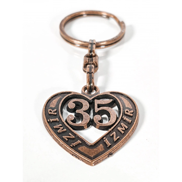 35 İzmir Plakalı Kalp Şeklinde Metal Anahtarlık – Özgür Ruh, Ege Zarafeti ve Memleket Sevgisi Bir Arada