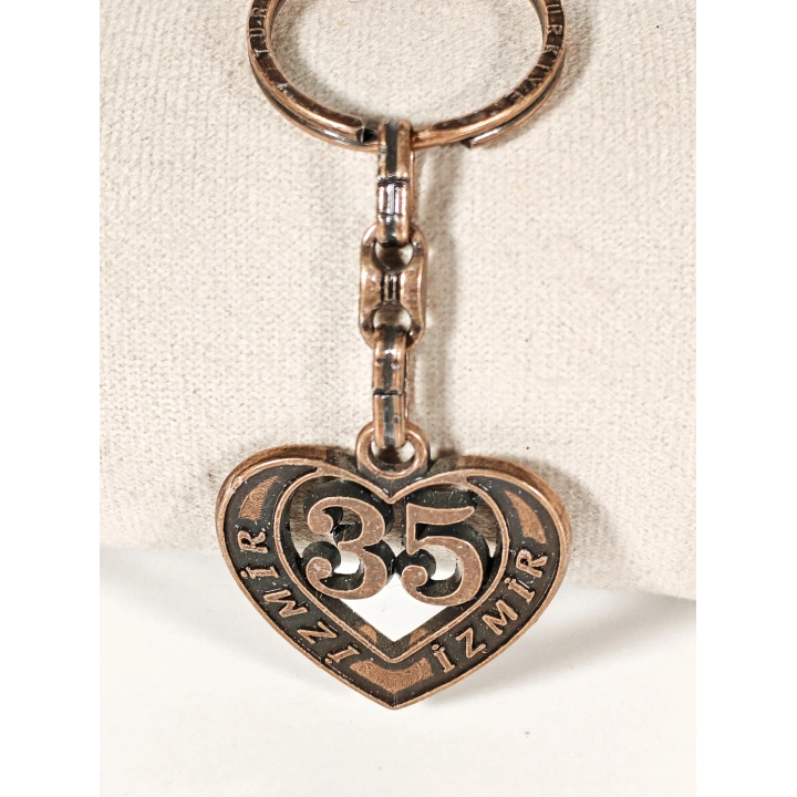35 İzmir Plakalı Kalp Şeklinde Metal Anahtarlık – Özgür Ruh, Ege Zarafeti ve Memleket Sevgisi Bir Arada