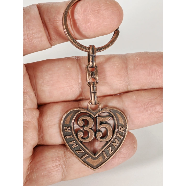 35 İzmir Plakalı Kalp Şeklinde Metal Anahtarlık – Özgür Ruh, Ege Zarafeti ve Memleket Sevgisi Bir Arada