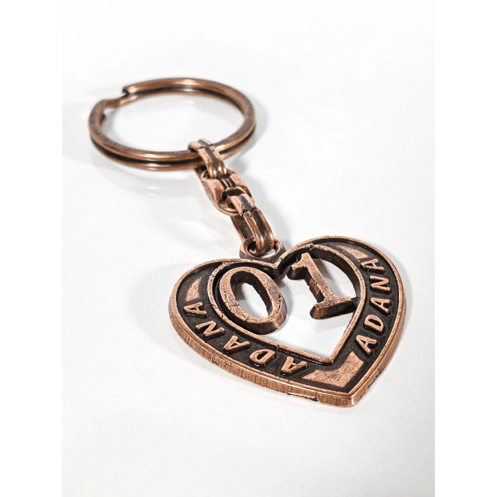 01 Adana Plakalı Kalp Şeklinde Metal Anahtarlık – Memleket Sevgisi, Sıcak Bağlar ve Şık Tasarım Bir Arada
