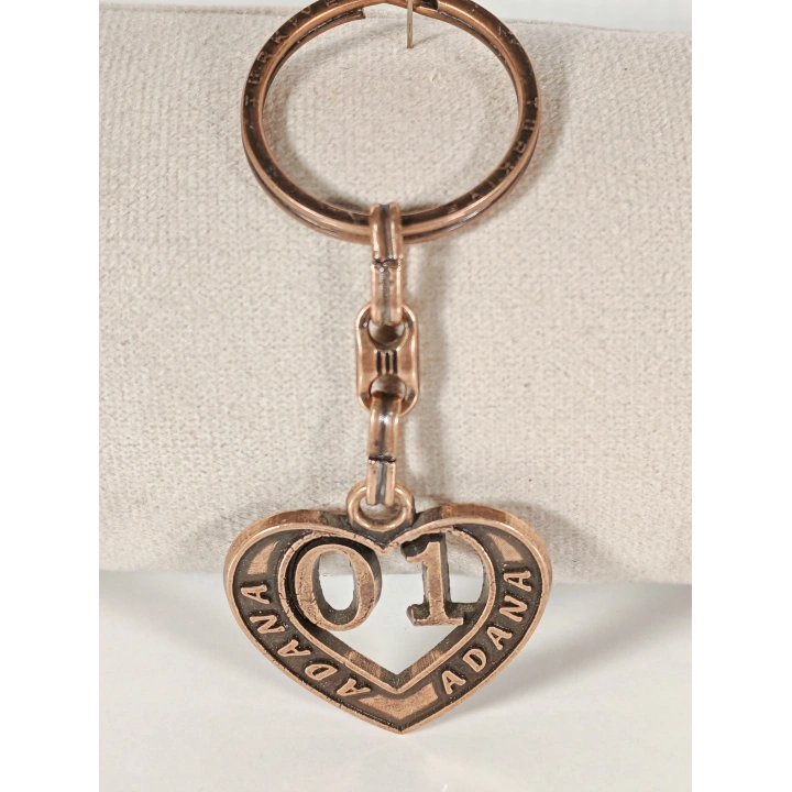 01 Adana Plakalı Kalp Şeklinde Metal Anahtarlık – Memleket Sevgisi, Sıcak Bağlar ve Şık Tasarım Bir Arada
