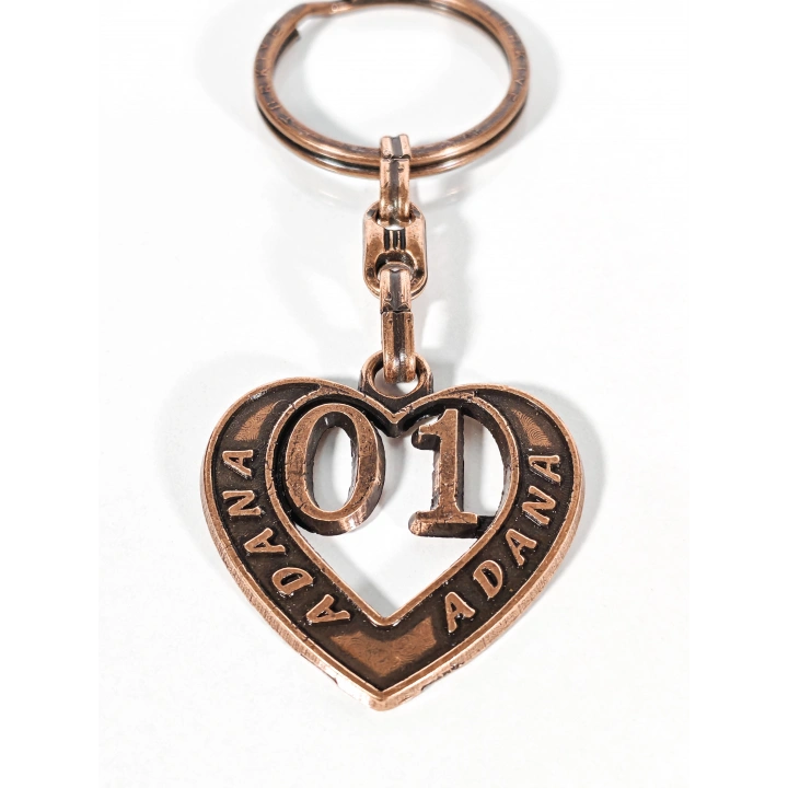 01 Adana Plakalı Kalp Şeklinde Metal Anahtarlık – Memleket Sevgisi, Sıcak Bağlar ve Şık Tasarım Bir Arada