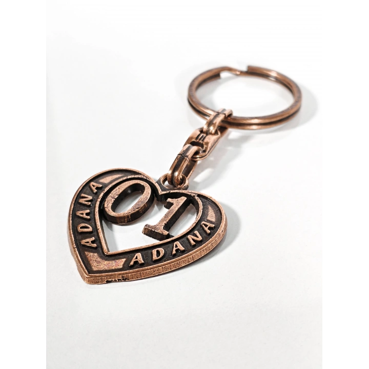 01 Adana Plakalı Kalp Şeklinde Metal Anahtarlık – Memleket Sevgisi, Sıcak Bağlar ve Şık Tasarım Bir Arada