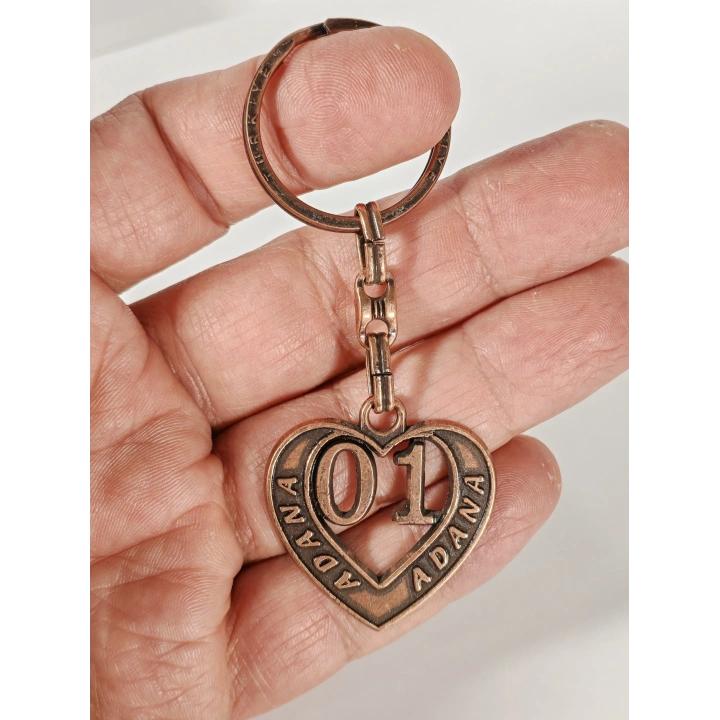 01 Adana Plakalı Kalp Şeklinde Metal Anahtarlık – Memleket Sevgisi, Sıcak Bağlar ve Şık Tasarım Bir Arada